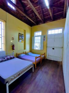 a room with two beds and two windows at FutePoll in Teresa
