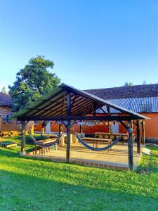 einem Holzpavillon mit Hängematten in einem Park in der Unterkunft FutePoll in Teresa