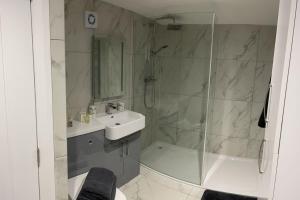 A bathroom at 1 bedroom guesthouse including parking on premises