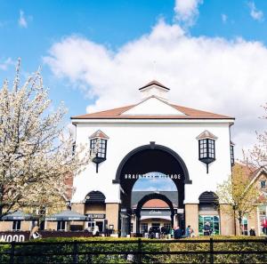 a white building with an archway in front at 1 bedroom guesthouse including parking on premises in Braintree