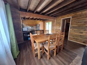 Η κουζίνα ή μικρή κουζίνα στο Cabaña Los Chilcos - Neltume - Huilo Huilo +5 φωτογραφίες