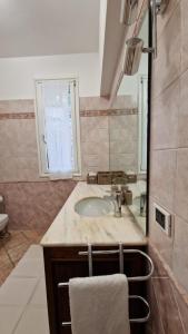 W łazience znajduje się umywalka i lustro. w obiekcie Casa Ulivi e Mare w mieście Ventimiglia