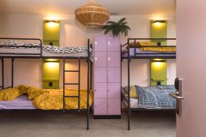 Tempat tidur susun dalam kamar di Hostel Ani&Haakien