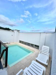 balcone con piscina e 2 sedie a sdraio di Saint Sebastian Flat 716 - Com Hidro! até 3 pessoas, Duplex, no centro a Jaraguá do Sul