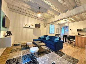 a living room with a blue couch and a table at Grand appart 6 pers Cœur de Nemours in Nemours