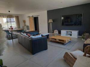 ein Wohnzimmer mit einer Couch und einem Couchtisch in der Unterkunft Villa contemporaine avec piscine in Magalas