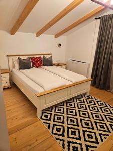 - une chambre avec un grand lit et un tapis dans l'établissement Casa Mara Viseu de Sus, à Vişeu de Sus