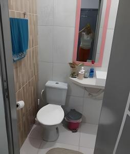 uma pequena casa de banho com WC e espelho em Pousada Souza Familiar em Porto Velho