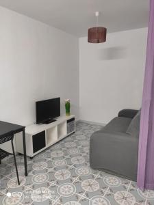 Televizorius ir (arba) pramogų centras apgyvendinimo įstaigoje Bonito apartamento en castillo san Felipe Nijar