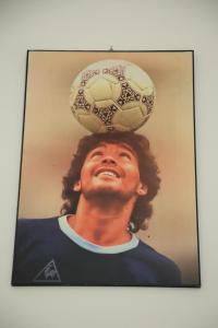 uma fotografia de um rapaz com uma bola de futebol na cabeça em Bernadette em Nápoles