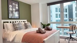 เตียงในห้องที่ Shoreditch Apartments by Sleepy