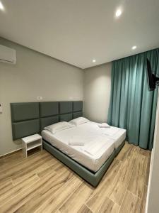 Rúm í herbergi á Hotel Rai