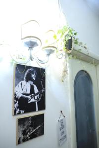 una foto de un guitarrista colgado en una pared en Bernadette, en Nápoles
