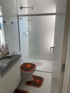 ein Bad mit einer Dusche, einem WC und einem Waschbecken in der Unterkunft Casa praia do frances in Marechal Deodoro