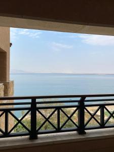 - Balcón con vistas al océano en E13 Samarah Resort Apartment, en Sowayma