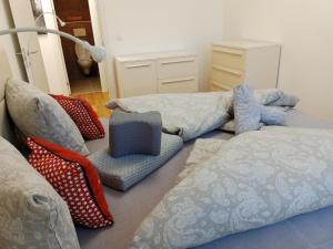 salon z 3 kanapami z poduszkami w obiekcie Apartman Tomas w mieście Subotica