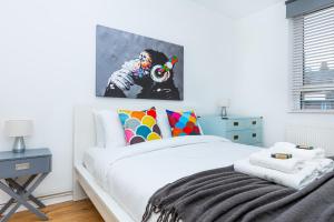 Tempat tidur dalam kamar di Bright Modern 1 BR flat, 5 min to Vauxhall St