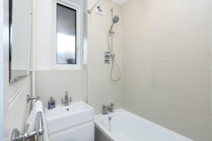 Kúpeľňa v ubytovaní Bright Modern 1 BR flat, 5 min to Vauxhall St