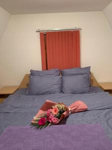 Uma mulher deitada numa cama com flores. em Holiday Home Mrljes em Rast