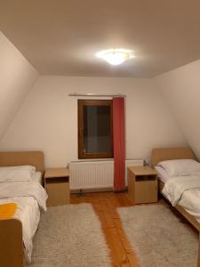 een kleine kamer met 2 bedden en een raam bij Holiday Home Mrljes in Rast