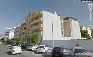 un parcheggio con auto parcheggiate di fronte a un edificio di Luxury Apartment Holiday Rental Ne a Nerja