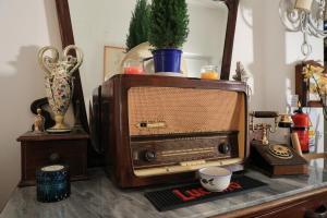 una radio anticuada sentada en un mostrador con un árbol de Navidad en Bernadette, en Nápoles