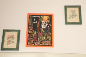 uma imagem emoldurada de um homem numa parede em Bernadette em Nápoles