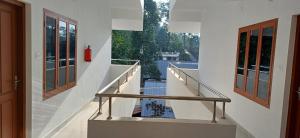 een trap in een huis met uitzicht op een zwembad bij ZEAL HOMES And Apartments Koothattukulam in Kuttāttukulam