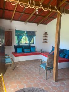 ein Wohnzimmer mit einer roten und blauen Couch in der Unterkunft Cabañas Gonzalez in Salcoatitán