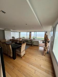 ein Wohnzimmer mit einem Tisch, Stühlen und einem Billardtisch in der Unterkunft Penthouse Villa brava in Punta del Este