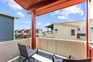 een balkon met stoelen en uitzicht op de appartementen bij Stay and Play in Luxury Coffey Villas in Garden City