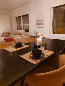 een eettafel met 2 borden en wijnglazen bij Etoile de Mer in Blankenberge