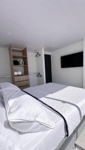 Łóżko lub łóżka w pokoju w obiekcie Movistar arena 302