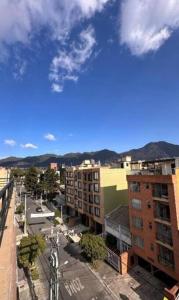 z góry widok na miasto z budynkami w obiekcie Movistar arena 302 w mieście Bogota