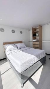 Łóżko lub łóżka w pokoju w obiekcie Movistar arena 302