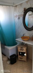 Orestiada的住宿－HOME SWEET HOME Διαμέρισμα 50τμ σε ήσυχη περιοχή，一间带水槽、卫生间和镜子的浴室