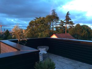 vista sul tetto di una casa di Suite terrasse vue panoramique d’exception a Clamart