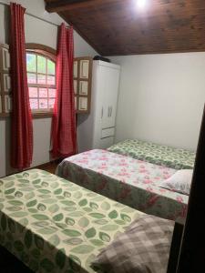 sypialnia z 2 łóżkami i oknem w obiekcie Hostel do Mirante w mieście Ouro Preto