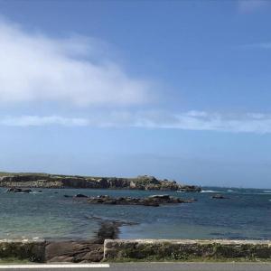 波爾斯波代的住宿－Maison sur la côte des légendes 4P，海洋景,水中岩石
