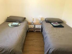 two beds sitting next to each other in a room at Maison sur la côte des légendes 4P in Porspoder