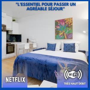 um quarto com uma cama com um cobertor azul em Le St-Charles#Wifi#TGV em Marselha