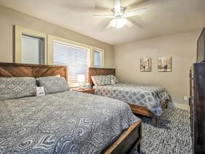 a bedroom with two beds and a ceiling fan at Large Plaza 2BR BTH in Kansas City