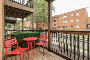 un patio con sillas rojas, mesa y sillas en Large Plaza 2BR BTH en Kansas City