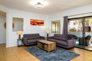 Sala de estar con 2 sofás y mesa de centro en Villa Cortina condo, en Scottsdale