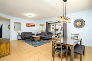 comedor y sala de estar con mesa y sillas en Villa Cortina condo, en Scottsdale