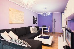 a living room with a couch and a table at Casa Losada in Monforte de Lemos