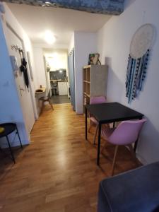 - un couloir avec une table et des chaises dans la chambre dans l'établissement L'Escale - Entre Mer et Marché, à Toulon