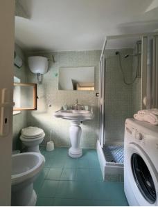 トッレ・アンヌンツィアータにあるLa casa di Venereの洗面台、トイレ、シャワー付きのバスルーム +25枚の写真