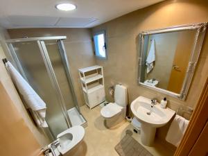 Un baño con inodoro, lavabo y ducha. en Beach Apartment La Manga, en La Manga del Mar Menor 69 fotos más