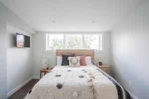 Un dormitorio con una cama grande y una ventana en Neat Suites, The Baldwin Flatts, en Covington